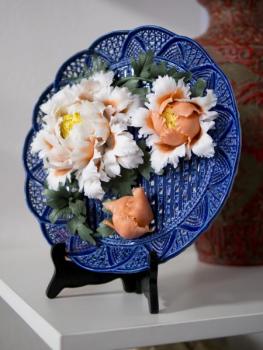 Durchbrochener Teller mit Blumendekor